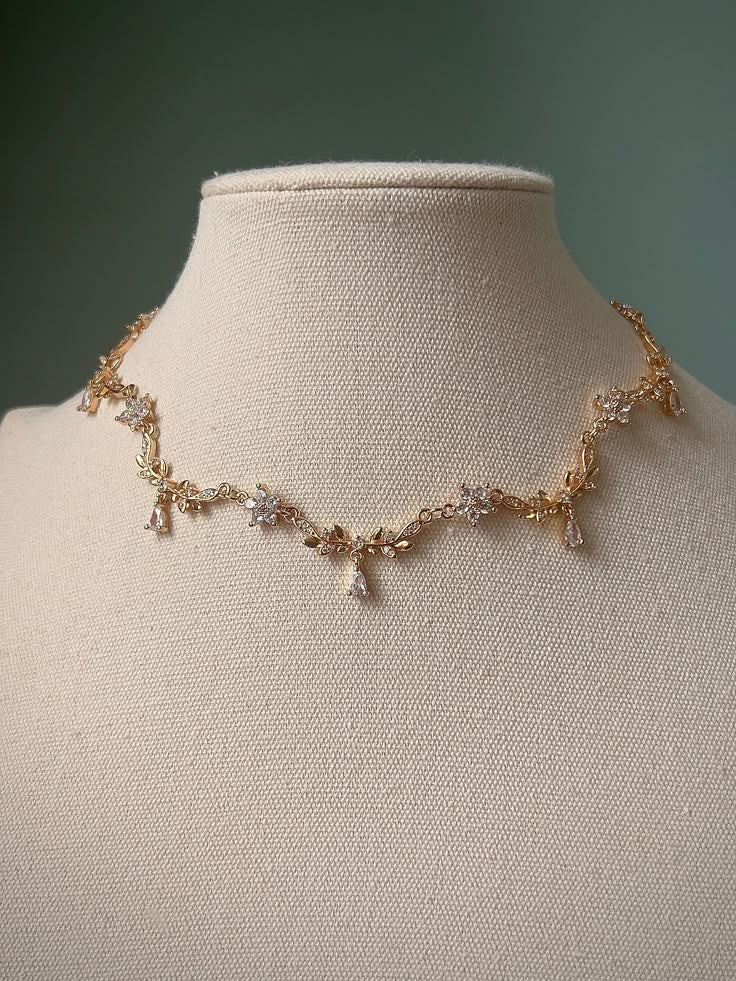 Gold Teardrop Flower Choker Necklace, Unique Elegant White Bride Jewellery, Royal Delicate Regency Choker, Pretty Fairycore Coquette Pendant